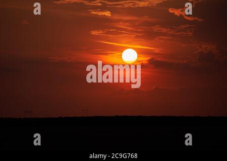 Sonnenuntergang aufgenommen durch ein langes Teleobjektiv Stockfoto