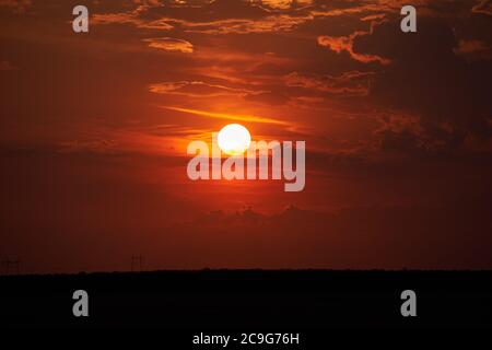 Sonnenuntergang aufgenommen durch ein langes Teleobjektiv Stockfoto