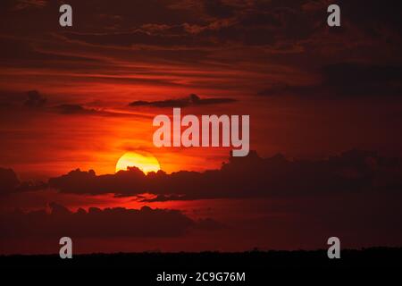 Sonnenuntergang aufgenommen durch ein langes Teleobjektiv Stockfoto