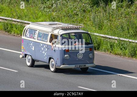 1971 70s Siebzigerjahre VW Volkswagen Microbus 8-Sitzer; Touring Caravans und MotorHomes, Campervans auf britischen Straßen, Wohnmobil Freizeitfahrzeug, Familienurlaub, Caravanetturlaub, Wohnwagenurlaub, Kleinbus-Umrüstungen, autohome, 1960er W Blumenleistung, Wohnmobil auf der Straße, Großbritannien Stockfoto