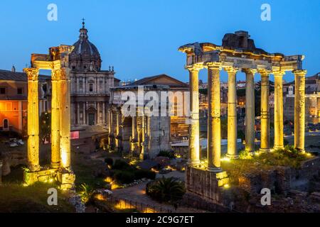 Der Vespasianus- und Titus-Tempel (links), der Septimius-Severus-Bogen (Mitte) und der Saturn-Tempel (rechts) im Forum Romanum - Rom, Italien Stockfoto