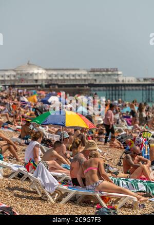 Heißester Tag des Jahres am Brighton Beach Stockfoto