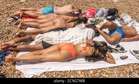 Heißester Tag des Jahres am Brighton Beach Stockfoto