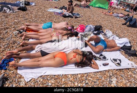 Heißester Tag des Jahres am Brighton Beach Stockfoto