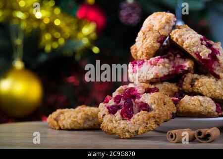 Teller mit hausgemachten oat Cookies auf Holztisch mit Zimtstangen in Weihnachten Dekoration Stockfoto