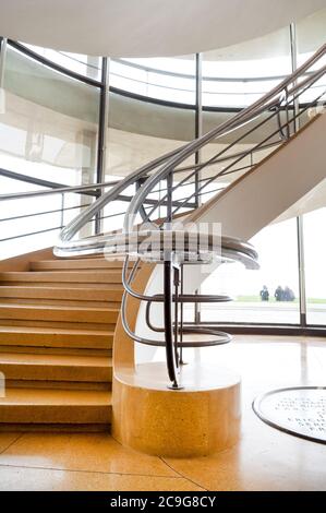 Wendeltreppe im De La Warr Pavillon ein Art déco-Gebäude in Bexhill on Sea, East Sussex, entworfen von erich mendelsohn und serge chermayeff, erbaut 1935. Stockfoto