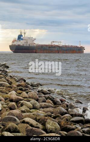 Das große Schiff geht auf See.Dies ist ein kommerzielles Frachtschiff. Stockfoto