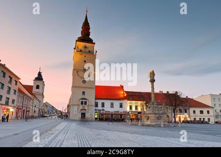 Stadtturm am Hauptplatz von Trnava, Slowakei. Stockfoto
