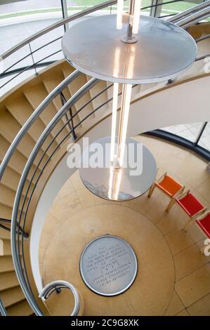 Wendeltreppe im De La Warr Pavillon ein Art déco-Gebäude in Bexhill on Sea, East Sussex, entworfen von erich mendelsohn und serge chermayeff, erbaut 1935. Stockfoto