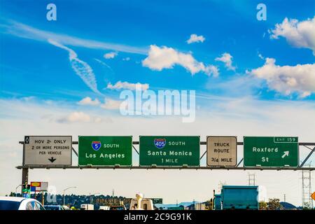 Ausschilderung auf der Autobahn 405 in Richtung Süden in Los Angeles. Südkalifornien, USA Stockfoto