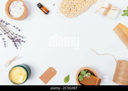 Flat Lay Frame Naturkosmetik und Zubehör für Hygiene und Hautpflege zu Hause auf weißem Hintergrund. Stockfoto