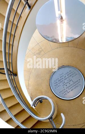 Wendeltreppe im De La Warr Pavillon ein Art déco-Gebäude in Bexhill on Sea, East Sussex, entworfen von erich mendelsohn und serge chermayeff, erbaut 1935. Stockfoto