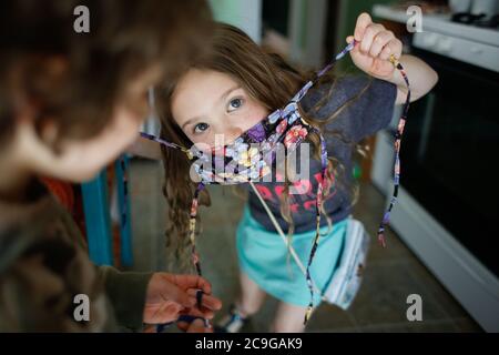 Quarantäne Tag 38: Brach die Nachricht an die Kinder, dass die Schule ist für den Rest des akademischen Jahres. Sie nahmen es gut für die meiste Zeit des Tages, aber Rose g Stockfoto