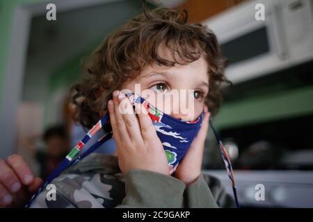 Quarantäne Tag 38: Brach die Nachricht an die Kinder, dass die Schule ist für den Rest des akademischen Jahres. Sie nahmen es gut für die meiste Zeit des Tages, aber Rose g Stockfoto