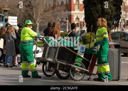 Madrid, Spanien - 2. Februar 2020: Zwei Mitarbeiter des öffentlichen Reinigungsdienstes, in ihren täglichen Reinigungsarbeiten, am Morgen, in den Straßen von Madrid, Stockfoto