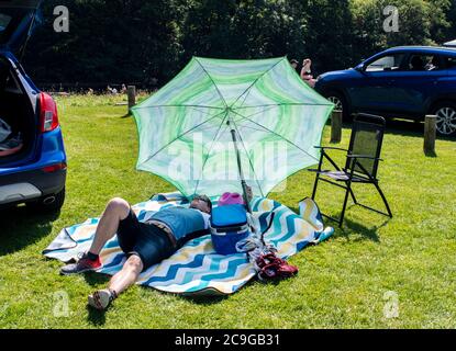 Bolton Abbey, Skipton, Großbritannien. Juli 2020. Menschen, die heute in der heißen Hitze auf dem Gelände der Abtei von Bolton sonnenbaden und herumtoben. Kredit: ernesto rogata/Alamy Live Nachrichten Stockfoto