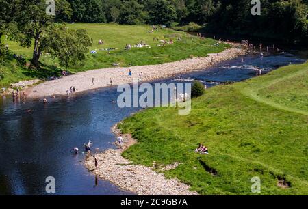 Bolton Abbey, Skipton, Großbritannien. Juli 2020. Menschen, die heute in der heißen Hitze auf dem Gelände der Abtei von Bolton sonnenbaden und herumtoben. Kredit: ernesto rogata/Alamy Live Nachrichten Stockfoto