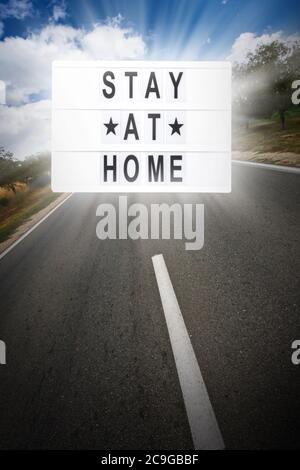 Stay at Home - Briefboardtext - Stay at Home, Selbstisolation, soziale Distanzierung, Hintergrund mit Kopierraum Stockfoto