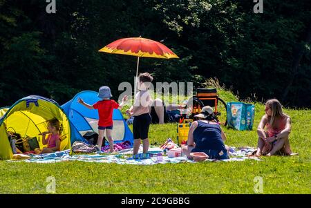 Bolton Abbey, Skipton, Großbritannien. Juli 2020. Menschen, die heute in der heißen Hitze auf dem Gelände der Abtei von Bolton sonnenbaden und herumtoben. Kredit: ernesto rogata/Alamy Live Nachrichten Stockfoto