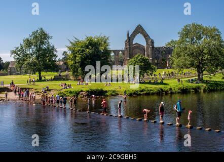 Bolton Abbey, Skipton, Großbritannien. Juli 2020. Menschen, die heute in der heißen Hitze auf dem Gelände der Abtei von Bolton sonnenbaden und herumtoben. Kredit: ernesto rogata/Alamy Live Nachrichten Stockfoto