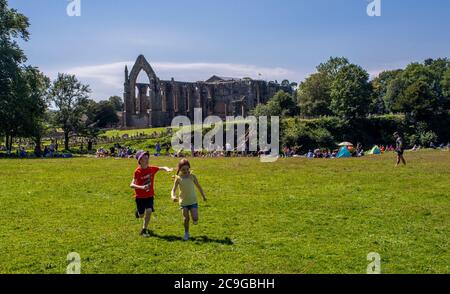 Bolton Abbey, Skipton, Großbritannien. Juli 2020. Menschen, die heute in der heißen Hitze auf dem Gelände der Abtei von Bolton sonnenbaden und herumtoben. Kredit: ernesto rogata/Alamy Live Nachrichten Stockfoto