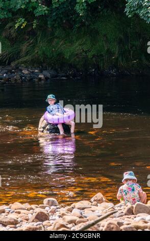 Bolton Abbey, Skipton, Großbritannien. Juli 2020. Menschen, die heute in der heißen Hitze auf dem Gelände der Abtei von Bolton sonnenbaden und herumtoben. Kredit: ernesto rogata/Alamy Live Nachrichten Stockfoto