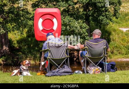 Bolton Abbey, Skipton, Großbritannien. Juli 2020. Menschen, die heute in der heißen Hitze auf dem Gelände der Abtei von Bolton sonnenbaden und herumtoben. Kredit: ernesto rogata/Alamy Live Nachrichten Stockfoto