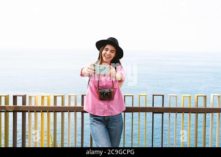 Junge Frau beim Selfie mit Handy während Stadtausflug - Reise-Influencer Spaß mit Social Media im Urlaub Stockfoto