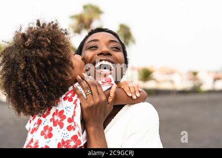 Glückliche afrikanische Familie am Strand während der Sommerferien - Afro-amerikanische Menschen, die Spaß im Urlaub haben