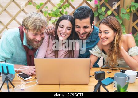 Junge Freunde Dreharbeiten Video-Vlog für Online-Web-Kanal - Happy Millennial Menschen mit Spaß dabei Live-Stream mit Smartphone-Kamera und Computer Stockfoto