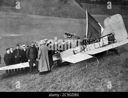 LOUIS BLÉRIOT (1872-1936) Französischer Flieger links mit seinem Flugzeug der Blériot XI nach der Landung auf einem Feld in der Nähe von Dover nach der ersten Überquerung des Ärmelkanals am 25. Juli 1909. Stockfoto