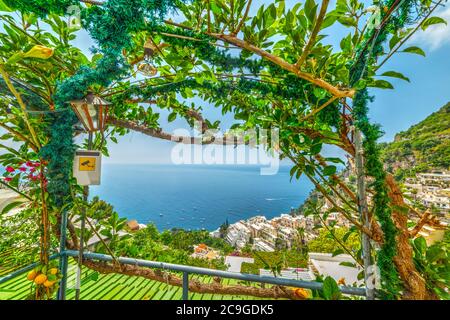 Arbor auf einer Terrasse am Meer in Positano. Amalfiküste, Italien Stockfoto