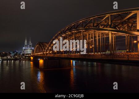 Nachtansicht der Kölner Hohenzollernbrücke und des Kölner Doms über dem Rhein Stockfoto