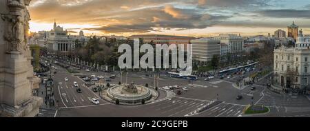 Luftaufnahme des Cibeles Brunnens auf der Plaza de Cibeles in Madrid bei Sonnenuntergang Stockfoto