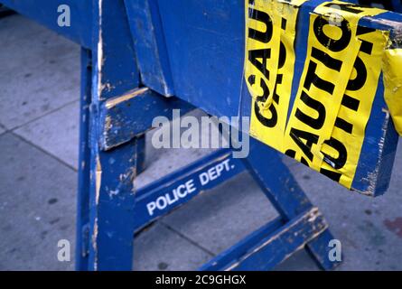 Polizeibarriere mit Sicherheitsband. Stockfoto