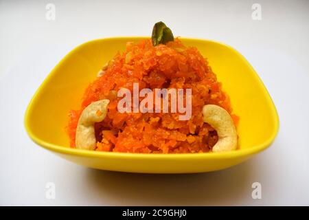 Nahaufnahme von Gajar ka Halwa, einem beliebten indischen, pakistanischen Süßspeisen Dessert, aus geriebenen Karotten. Garniert iwth Cashewnüsse, Pista, trockene Früchte in a y Stockfoto