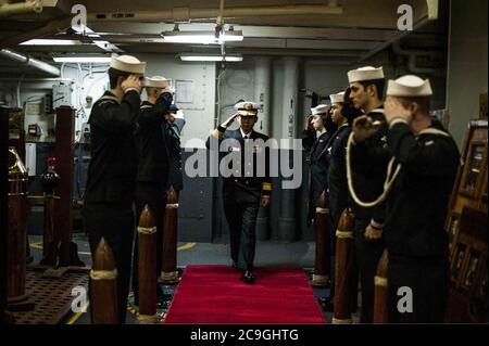 Japan Maritime Self-Defense Force Heck Adm. Yoshiki Nakata, Center, der Stabschef des Kommandanten, Yokosuka District, wird an Bord des Flugzeugträgers USS George Washington (CVN 73) in Yokosuka, Japan 140115 transportiert Stockfoto