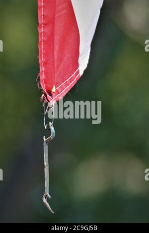 Dose und Flaschenöffner, die als Gewicht verwendet werden, um USA-Flagge vom Flattern im Flügel mit einem Baby-Sicherheitsnadel zu halten Stockfoto