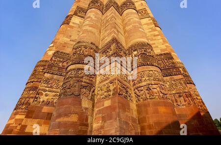 Kalligraphie auf dem Qutub Minar Turm in Neu Delhi Stockfoto