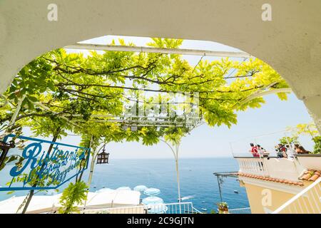 Positano, Italien - 24. Mai 2018: Bogen am Meer an der Küste von Positano Stockfoto