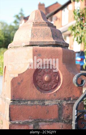 Tudor Rose in Stein gemeißelt auf einem steinernen Pfosten, Großbritannien Stockfoto