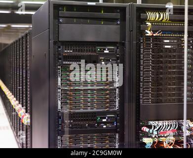 Nahaufnahme der moderne Hardware im Serverraum des Rechenzentrums Stockfoto