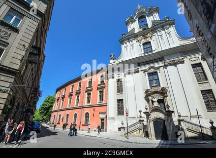 Krakau, Polen - 20. Mai 2019: Blick auf die alte Kirche der Verklärung Christi und das Piaristenkloster in der Pijarska Straße in Krakau, Po Stockfoto