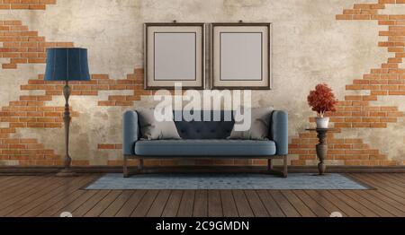 Wohnzimmer mit blauem klassischen Sofa, Stehlampe und Bild frane agaist alte Backsteinwand - 3d-Rendering Stockfoto