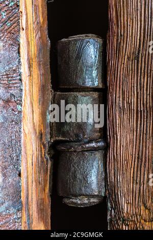 Vintage alten Scharnier mit einer großen Holztür Stockfoto