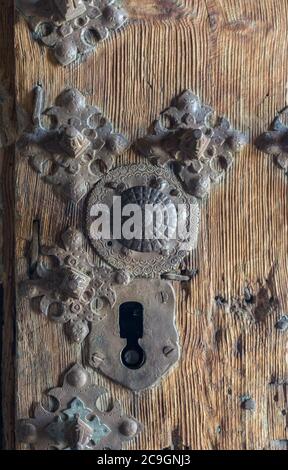 Altes Eisenschloss, an einer Holztür, mit ornamentalen Details in Form einer Blume Stockfoto