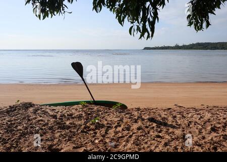 Blick auf Santa Cruz, wo der Fluss Piraquê-Açu auf das Atlantische Meer in Aracruz, Espírito Santo, Brasilien trifft Stockfoto