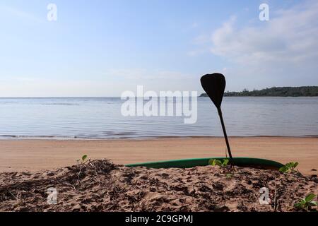 Blick auf Santa Cruz, wo der Fluss Piraquê-Açu auf das Atlantische Meer in Aracruz, Espírito Santo, Brasilien trifft Stockfoto