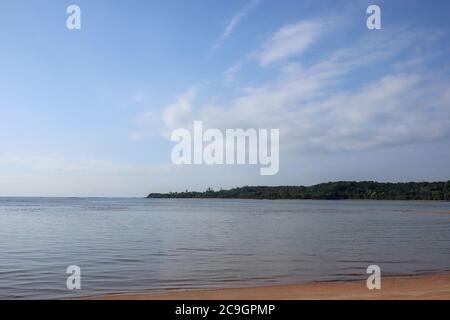 Blick auf Santa Cruz, wo der Fluss Piraquê-Açu auf das Atlantische Meer in Aracruz, Espírito Santo, Brasilien trifft Stockfoto