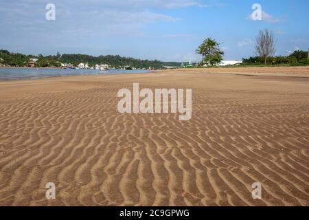 Blick auf Santa Cruz, wo der Fluss Piraquê-Açu auf das Atlantische Meer in Aracruz, Espírito Santo, Brasilien trifft Stockfoto